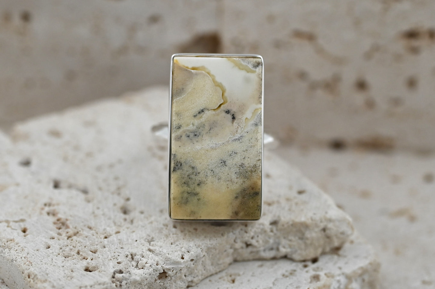 Unikatowy Prostokątny Pierścionek z Naturalnym Mlecznym Bursztynem – Srebro 925