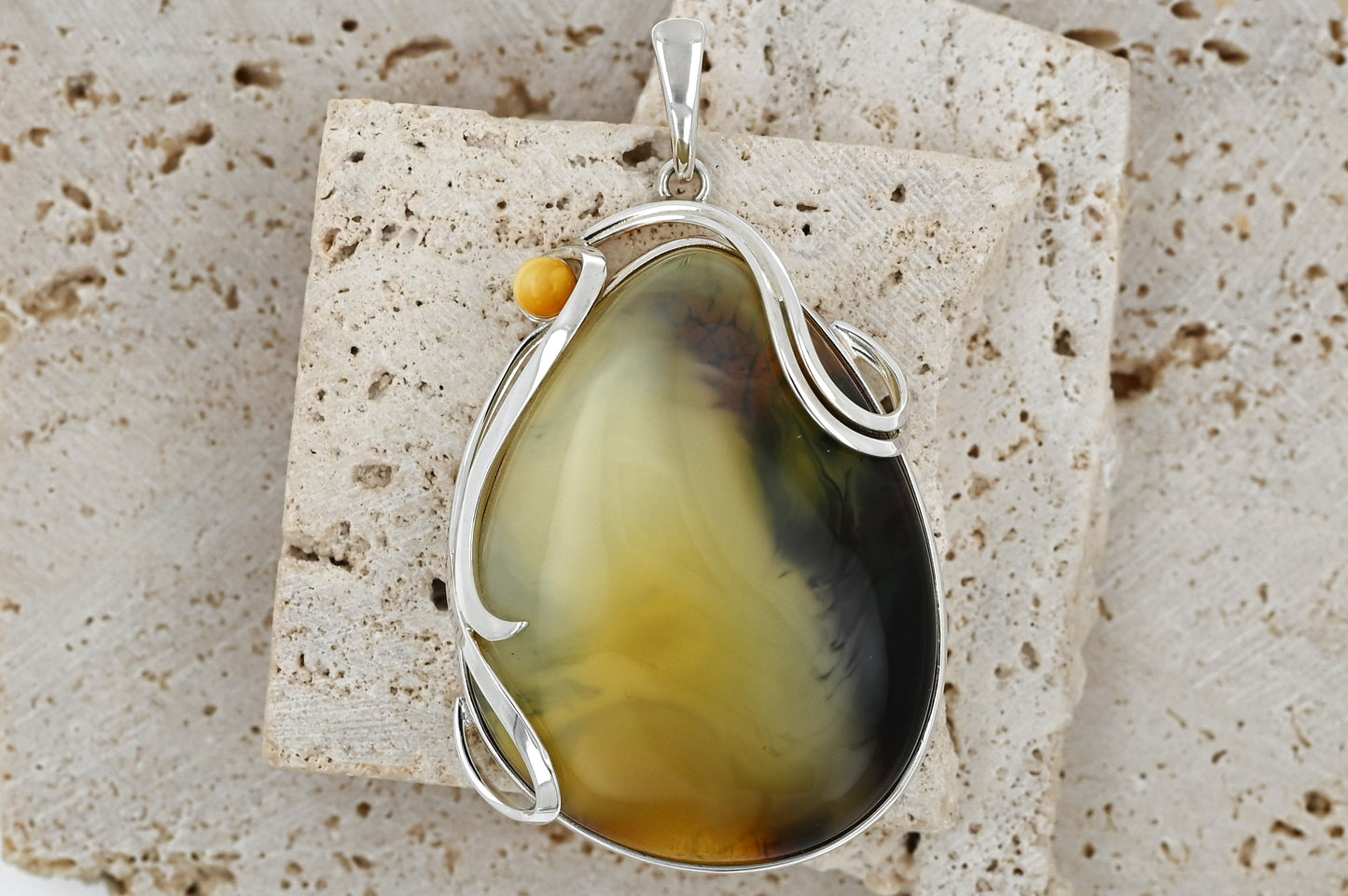 Wyjątkowy Wisiorek z Dużym Bursztynem – Mleczno-Niebieski – Biżuteria z Duszą