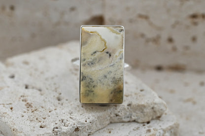 Unikatowy Prostokątny Pierścionek z Naturalnym Mlecznym Bursztynem – Srebro 925