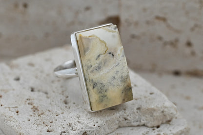 Unikatowy Prostokątny Pierścionek z Naturalnym Mlecznym Bursztynem – Srebro 925