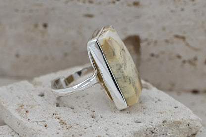 Unikatowy Prostokątny Pierścionek z Naturalnym Mlecznym Bursztynem – Srebro 925