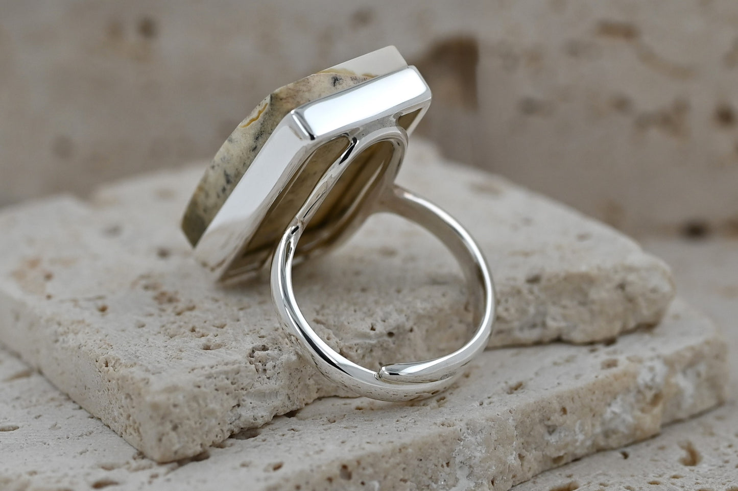 Unikatowy Prostokątny Pierścionek z Naturalnym Mlecznym Bursztynem – Srebro 925