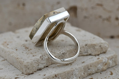 Unikatowy Prostokątny Pierścionek z Naturalnym Mlecznym Bursztynem – Srebro 925