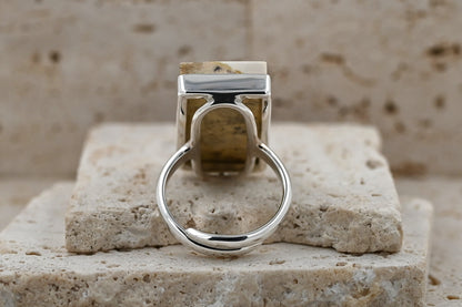 Unikatowy Prostokątny Pierścionek z Naturalnym Mlecznym Bursztynem – Srebro 925
