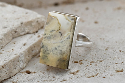 Unikatowy Prostokątny Pierścionek z Naturalnym Mlecznym Bursztynem – Srebro 925