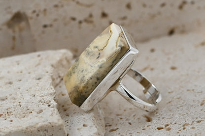 Unikatowy Prostokątny Pierścionek z Naturalnym Mlecznym Bursztynem – Srebro 925