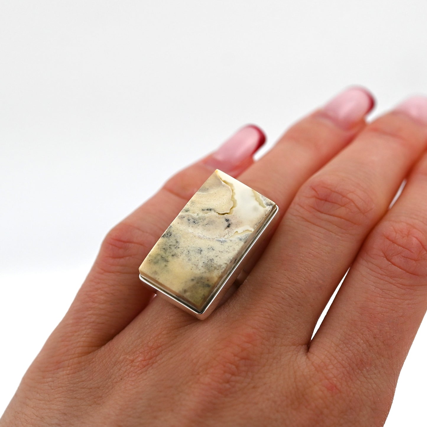 Unikatowy Prostokątny Pierścionek z Naturalnym Mlecznym Bursztynem – Srebro 925