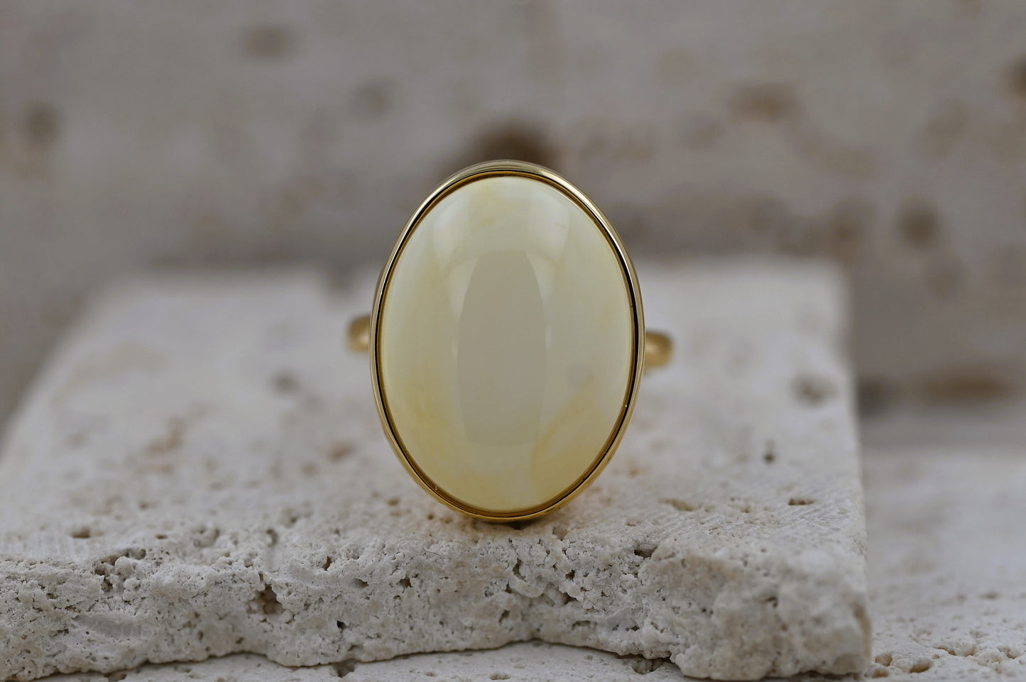 Unikatowy Klasyczny Pierścionek z Białym Bursztynem Bałtyckim, Pozłacane Srebro 925
