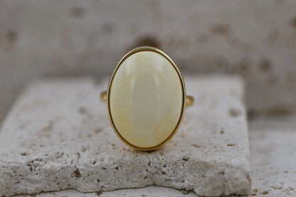 Unikatowy Klasyczny Pierścionek z Białym Bursztynem Bałtyckim, Pozłacane Srebro 925