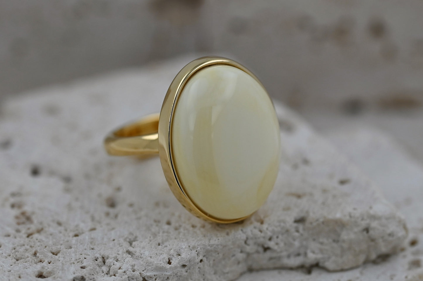 Unikatowy Klasyczny Pierścionek z Białym Bursztynem Bałtyckim, Pozłacane Srebro 925