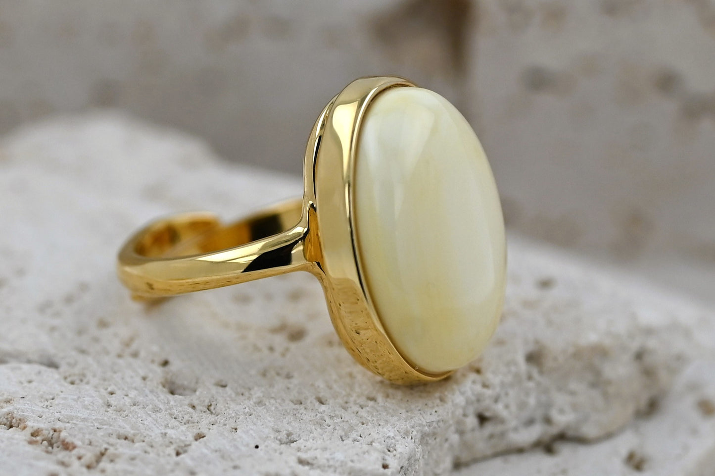 Unikatowy Klasyczny Pierścionek z Białym Bursztynem Bałtyckim, Pozłacane Srebro 925