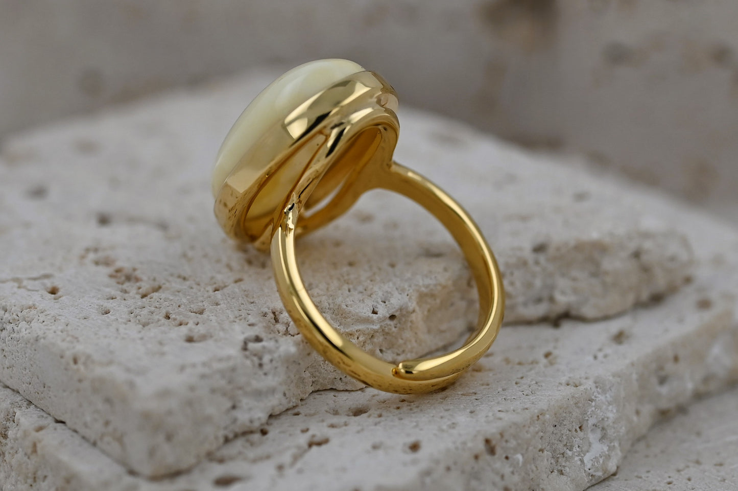 Unikatowy Klasyczny Pierścionek z Białym Bursztynem Bałtyckim, Pozłacane Srebro 925