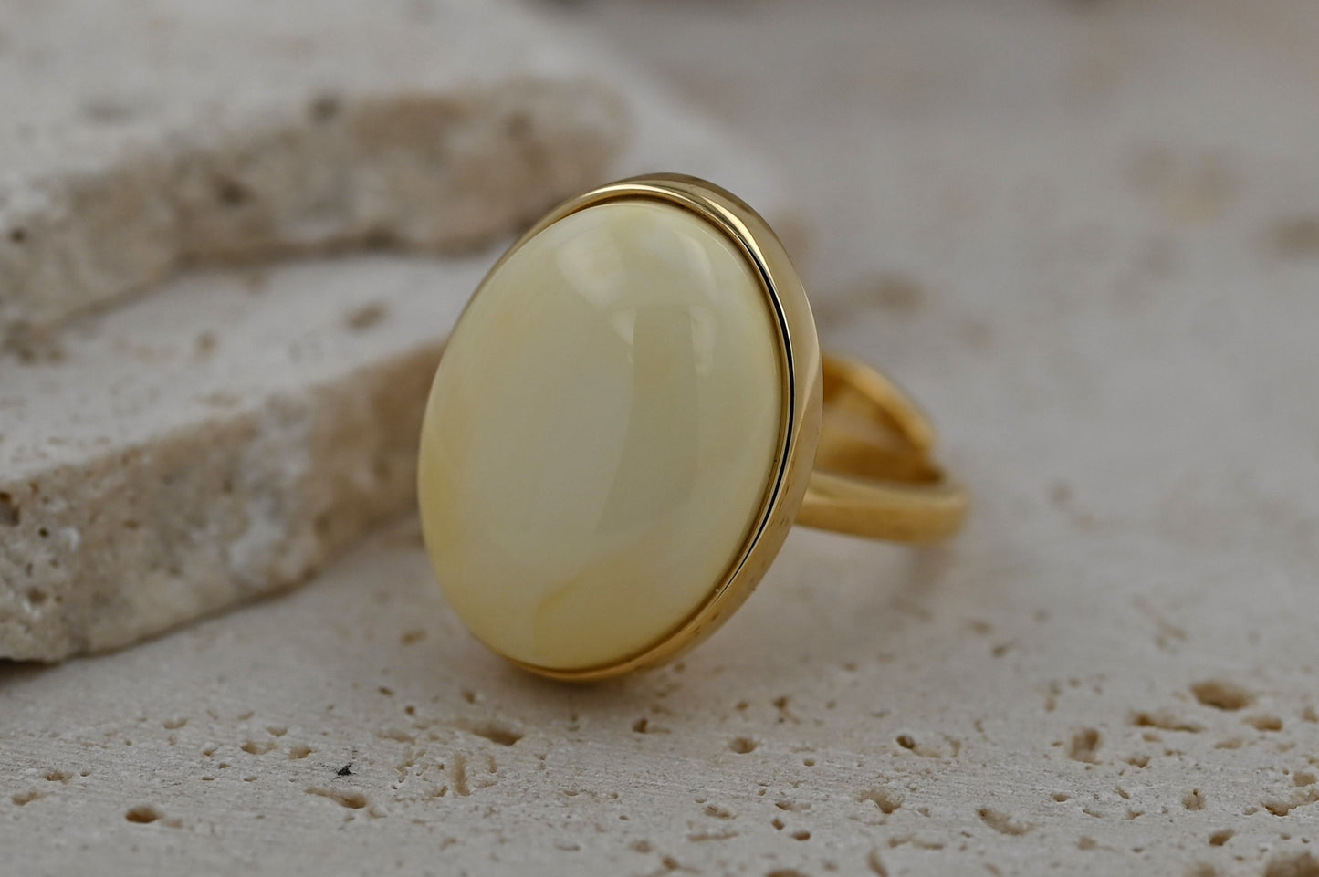 Unikatowy Klasyczny Pierścionek z Białym Bursztynem Bałtyckim, Pozłacane Srebro 925