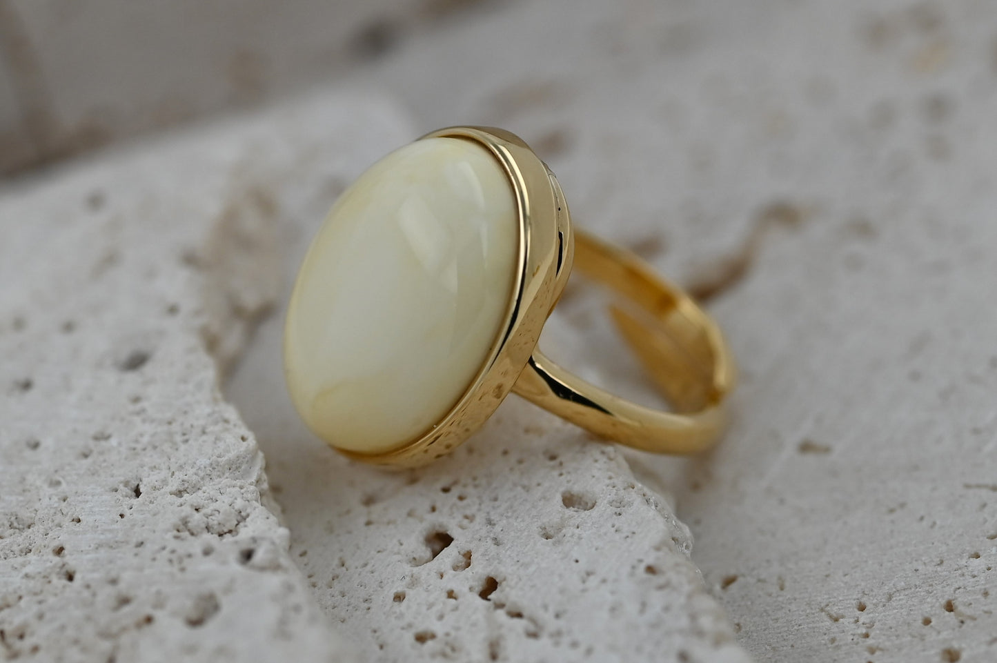 Unikatowy Klasyczny Pierścionek z Białym Bursztynem Bałtyckim, Pozłacane Srebro 925