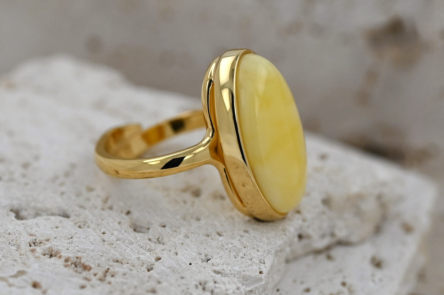 Unikatowy Klasyczny Pierścionek z Mlecznym Bursztynem Bałtyckim, Pozłacane Srebro 925