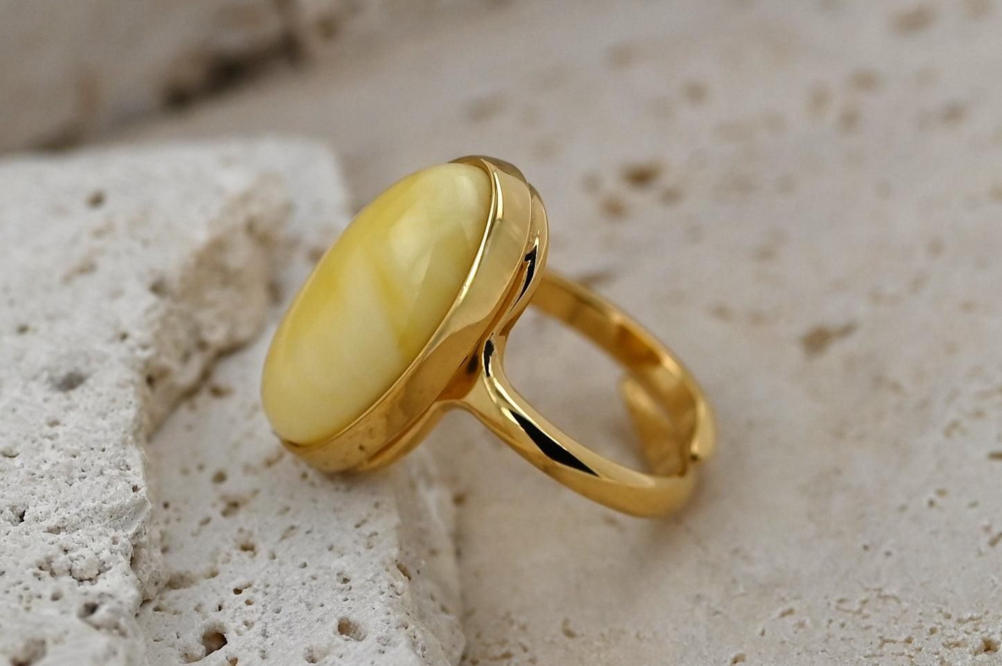 Unikatowy Klasyczny Pierścionek z Mlecznym Bursztynem Bałtyckim, Pozłacane Srebro 925