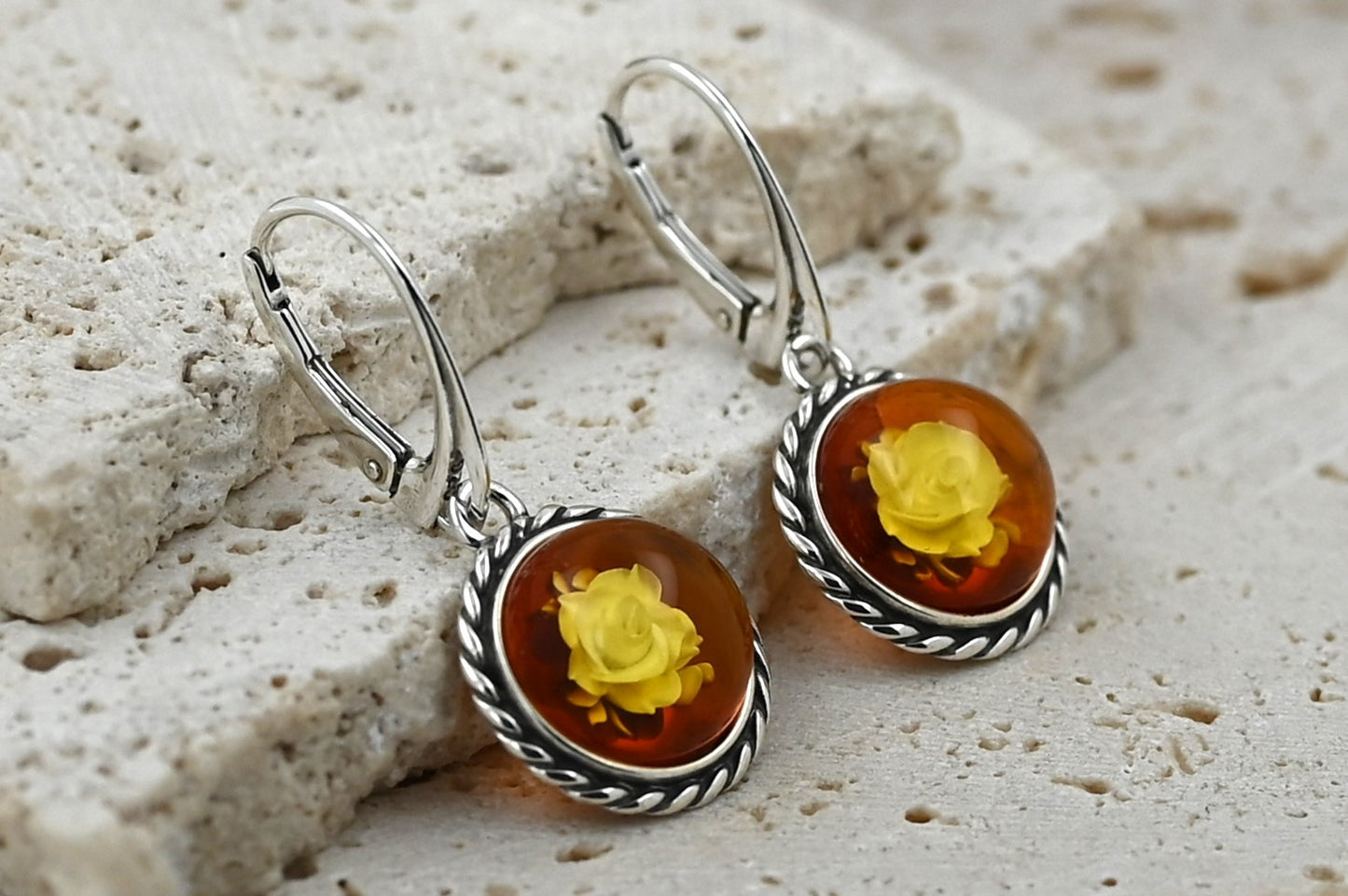Kolczyki z Bursztynem i Rzeźbioną Różą Cameo | Srebro 925 | Elegancka Biżuteria