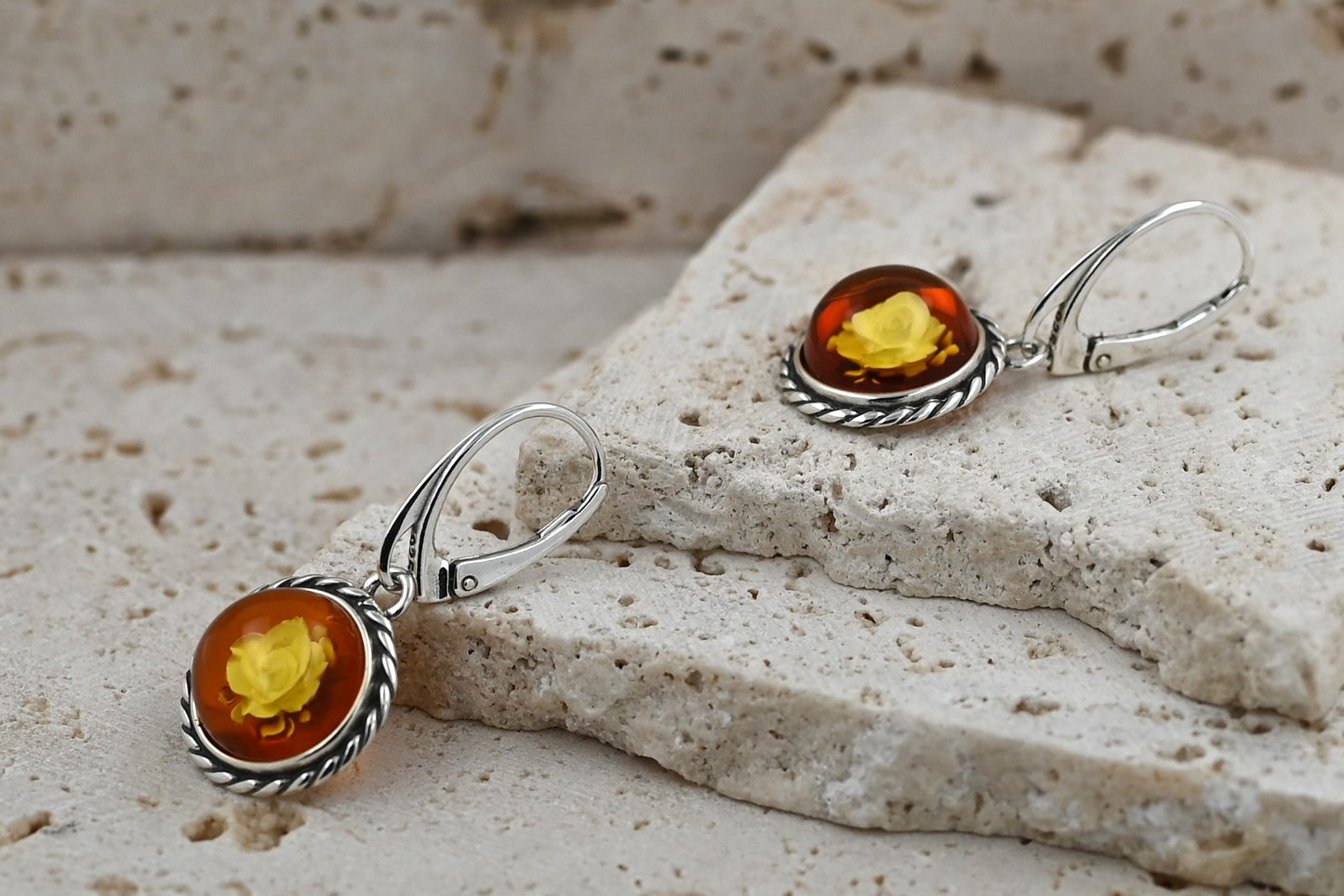 Kolczyki z Bursztynem i Rzeźbioną Różą Cameo | Srebro 925 | Elegancka Biżuteria