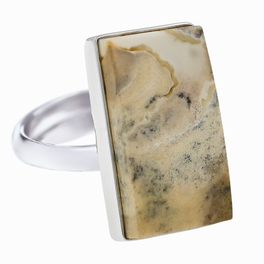 Unikatowy Prostokątny Pierścionek z Naturalnym Mlecznym Bursztynem – Srebro 925